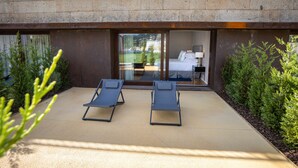 Terrace Garden Royal Plus | มินิบาร์, ตู้นิรภัยในห้องพัก, โต๊ะทำงาน, ผ้าม่านกันแสง