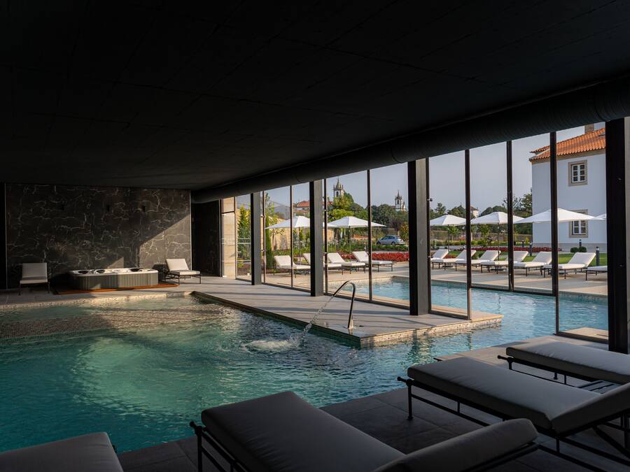 Piscina interna, piscina externa, guarda-sóis, espreguiçadeiras