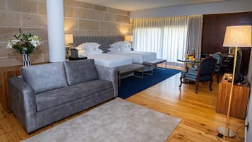 Terrace Garden Gran Royal Family | Minibar, in-room safe, desk, blackout drapes