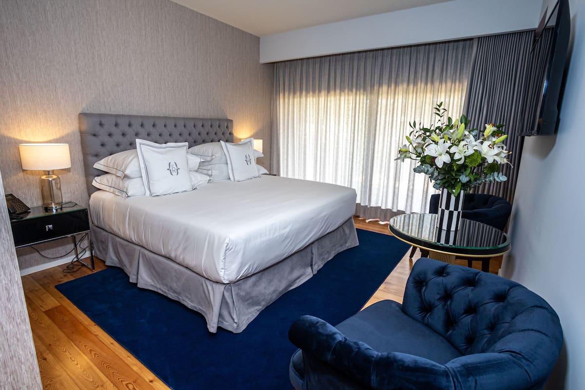Terrace Garden Royal | Minibar, in-room safe, desk, blackout drapes