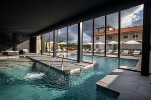 Piscina coperta, piscina all'aperto, ombrelloni da piscina, lettini