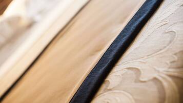 Um close-up de tecido com detalhe preto.