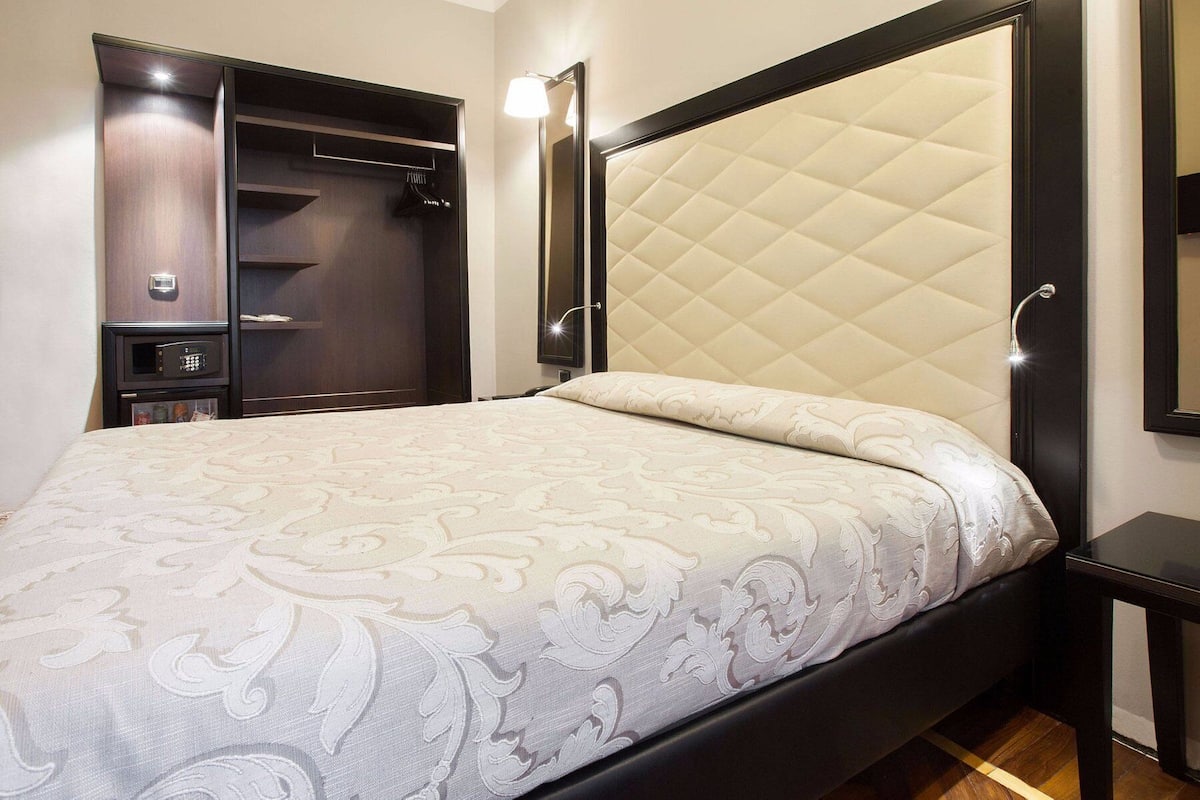 Hypo-allergenic bedding, minibar, in-room safe, desk