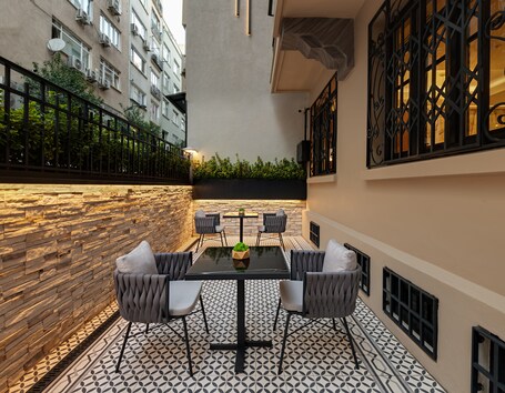 Gleam Collection Hotel - Image 24