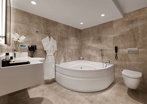 Familie suite | Badkamer | Designer toiletartikelen, een haardroger, badjassen, pantoffels