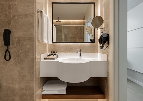Gleam Collection Hotel - Image 10