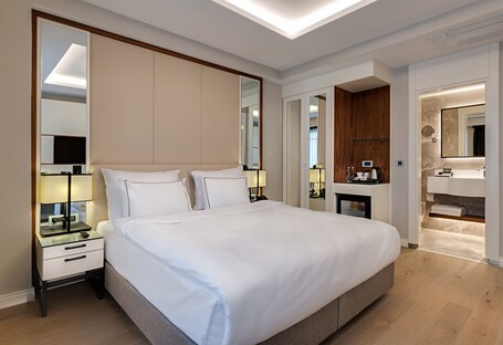 Gleam Collection Hotel - Image 48