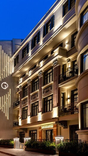 Façade de lâhĂ©bergement â soirĂ©e/nuit