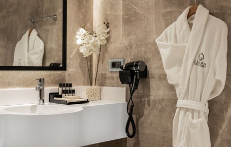 Gleam Collection Hotel - Image 33
