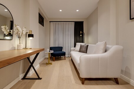 Gleam Collection Hotel - Image 19