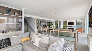 TV, DVD player - Luxury Lake View Retreat with Hot Tub (Queenstown)