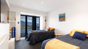 4 bedrooms, iron/ironing board, free WiFi, bed sheets - Luxury Lake View Retreat with Hot Tub (Queenstown)