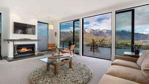 TV, DVD player - Luxury Lake View Retreat with Hot Tub (Queenstown)