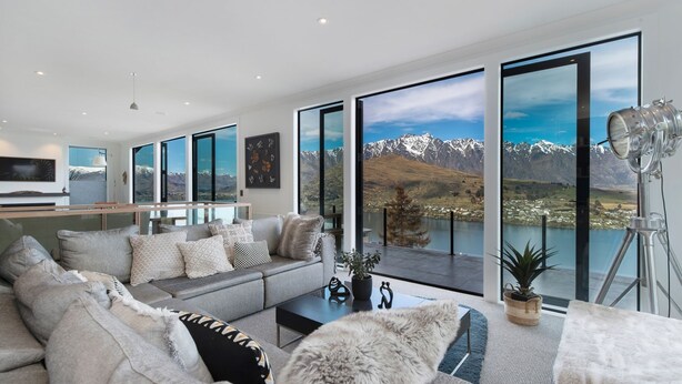 TV, DVD player - Luxury Lake View Retreat with Hot Tub (Queenstown)