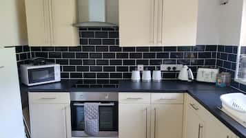 Apartment, Multiple Beds | Private kitchen | Fridge, microwave, oven, stovetop