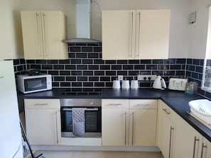 Apartamento, varias camas | Cocina privada | Frigorífico, microondas, horno y placa de cocina
