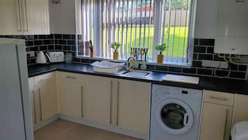 Apartment, Multiple Beds | Private kitchen | Fridge, microwave, oven, stovetop