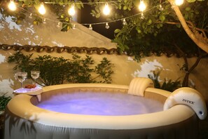 Outdoor spa tub - The Castle Window (Monsaraz)