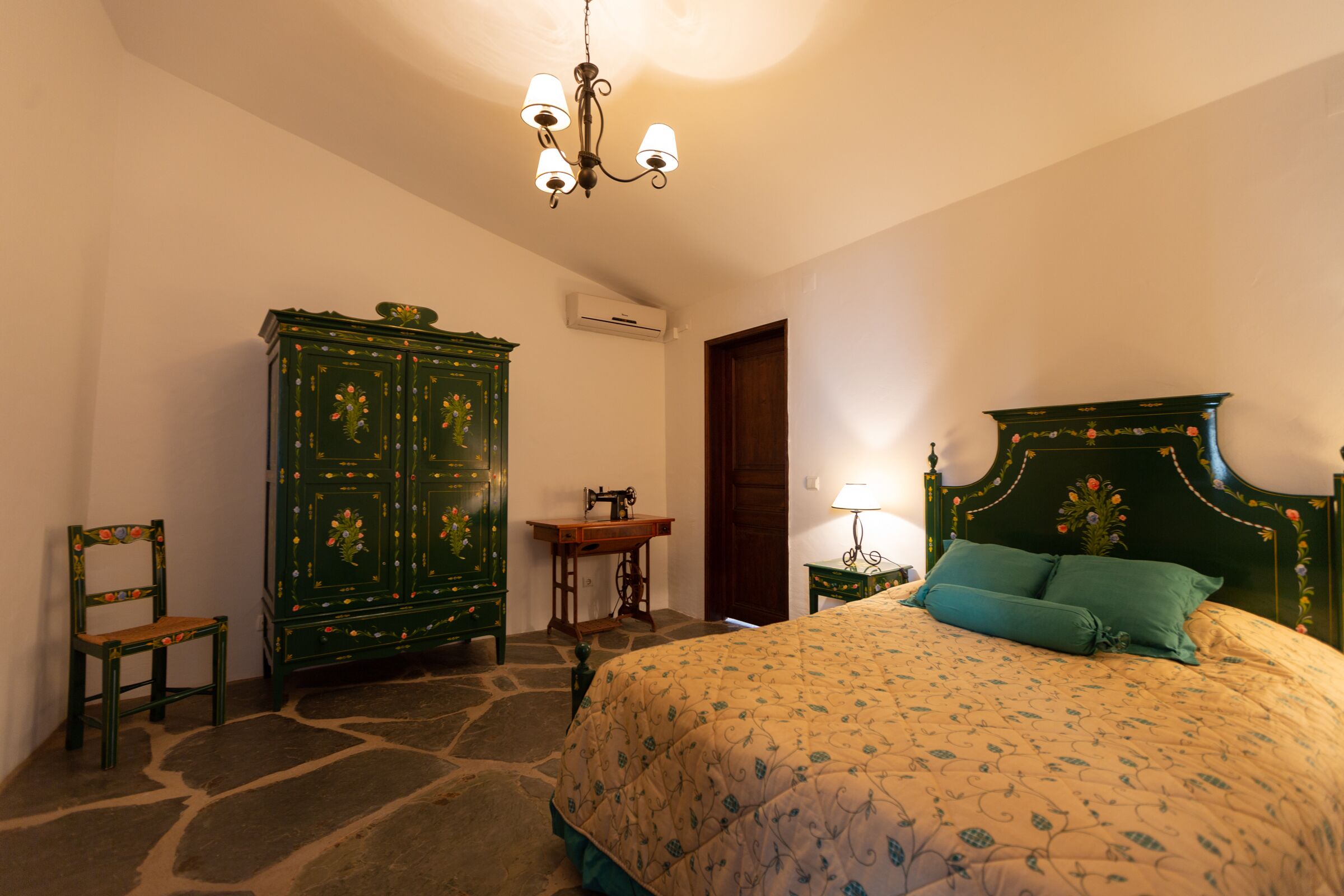 2 bedrooms, iron/ironing board, travel cot, free WiFi