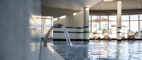 室内游泳池,季节性开放的室外游泳池,池畔遮阳伞,日光浴躺椅