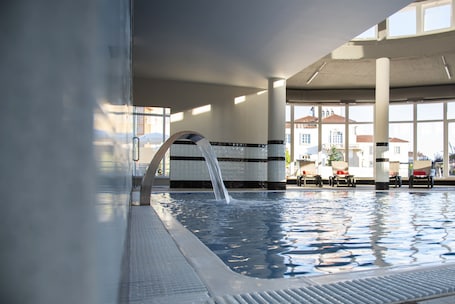 Indoor pool, seasonal outdoor pool, pool umbrellas, pool loungers. Luna Hotel de Tábua