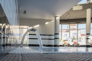 Piscina interna, piscina externa sazonal, guarda-sóis, espreguiçadeiras