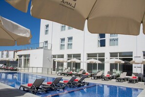 Innenpool, Außenpool (je nach Saison geöffnet), Sonnenschirme