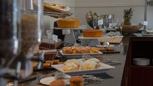 Un bufé con diversos productos de pastelería y bollería.