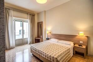 Deluxe Quadruple Room, Balcony | Bathroom | Shower, hair dryer, bidet, towels - Casa Per Ferie Ravasco San Pietro (Rome)