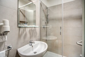 Deluxe Quadruple Room, Balcony | Bathroom | Shower, hair dryer, bidet, towels
