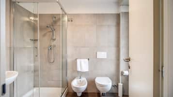 Camera Deluxe con letto matrimoniale o 2 letti singoli | Bagno | Doccia, asciugacapelli, bidet, asciugamani