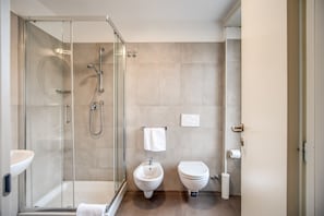 Deluxe-Doppel- oder -Zweibettzimmer | Badezimmer