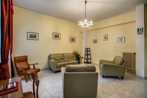 Lobby sitting area - Casa Per Ferie Ravasco San Pietro (Rome)