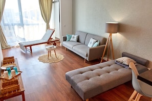 Family Apartment | Living area | 110-cm flat-screen TV with cable channels, TV - Apartamente Papaya (Navodari)