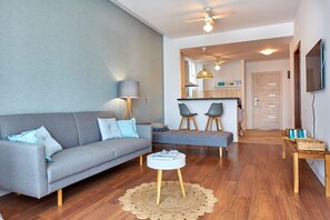 Family Apartment | Living area | 110-cm flat-screen TV with cable channels, TV - Apartamente Papaya (Navodari)