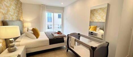 2 makuuhuonetta, silitysrauta/-lauta, vauvan matkasänky, ilmainen Wi-Fi