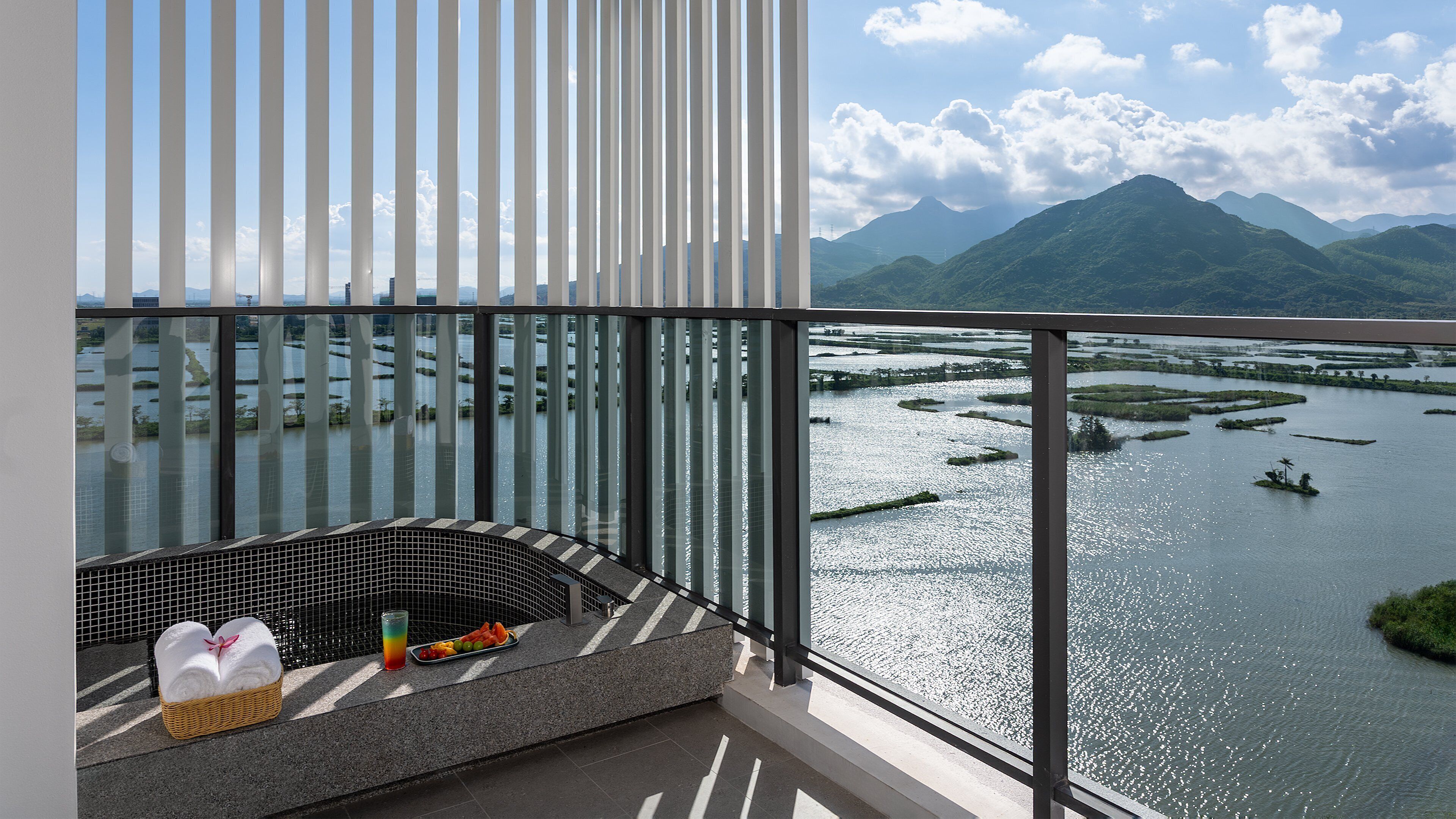 Desk, soundproofing, free WiFi, bed sheets