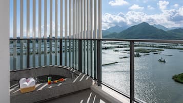 Desk, soundproofing, free WiFi, bed sheets