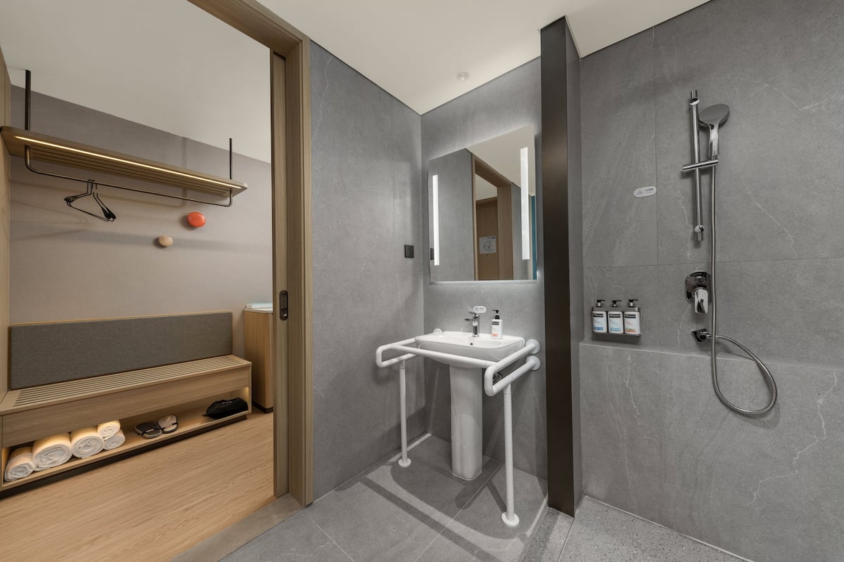 Kamer, 1 kingsize bed, toegankelijk voor mindervaliden (Minibar) | Een bureau, geluiddichte muren, gratis wifi, beddengoed