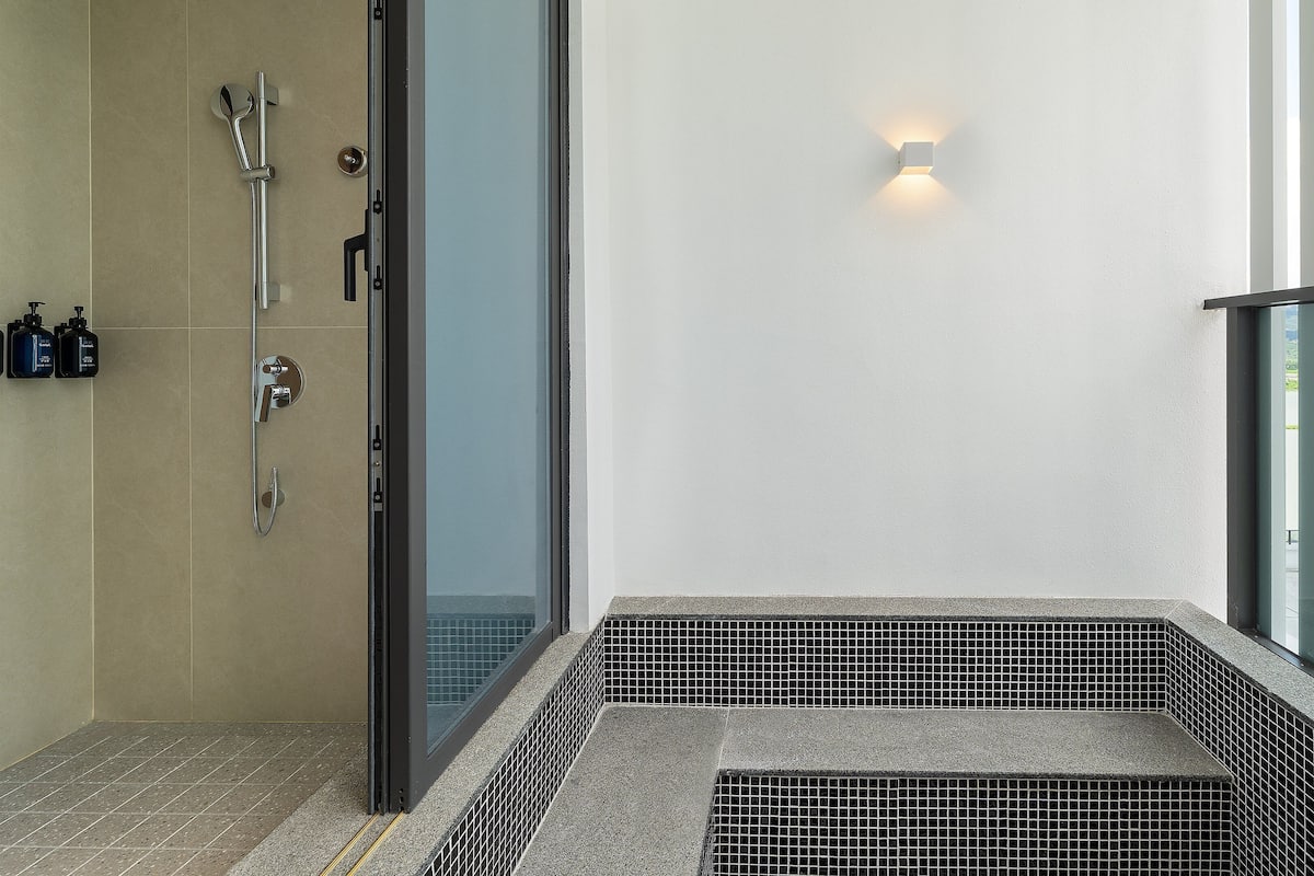 Standard Room, 1 King Bed (Hot Spring) | Bathroom | Free toiletries, hair dryer