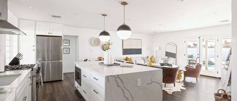 Refrigerador, microondas, horno, placa de cocina