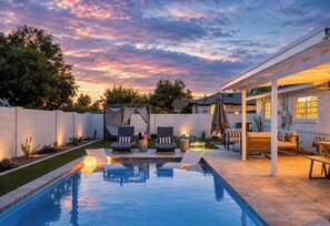 A backyard with a swimming pool, outdoor seating, and a covered patio area. - 8 Min to Old Town | 2 Master Suites | Heated Pool | Best Location | Sleeps 10 (Phoenix)