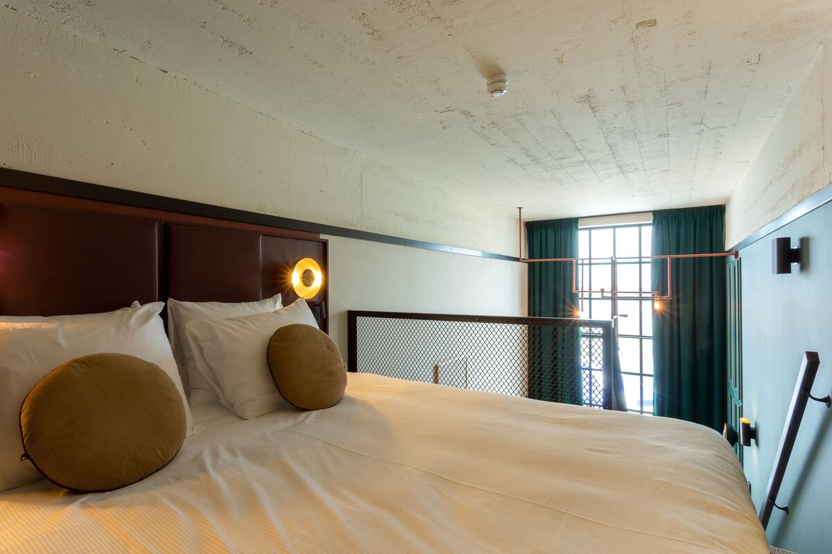 Duplex Suite (max. 1 dog allowed upon request) | ตู  ้นิรภัยในห้องพัก, ห้องเก็บเสียง, Wi-Fi ฟรี, ผ้าปูที่นอน