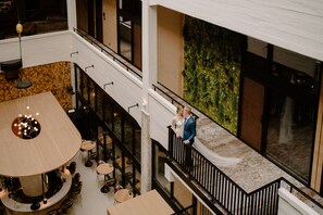 Indoor wedding - Hotel de Timmerfabriek  Kloeg Collection (Vlissingen)