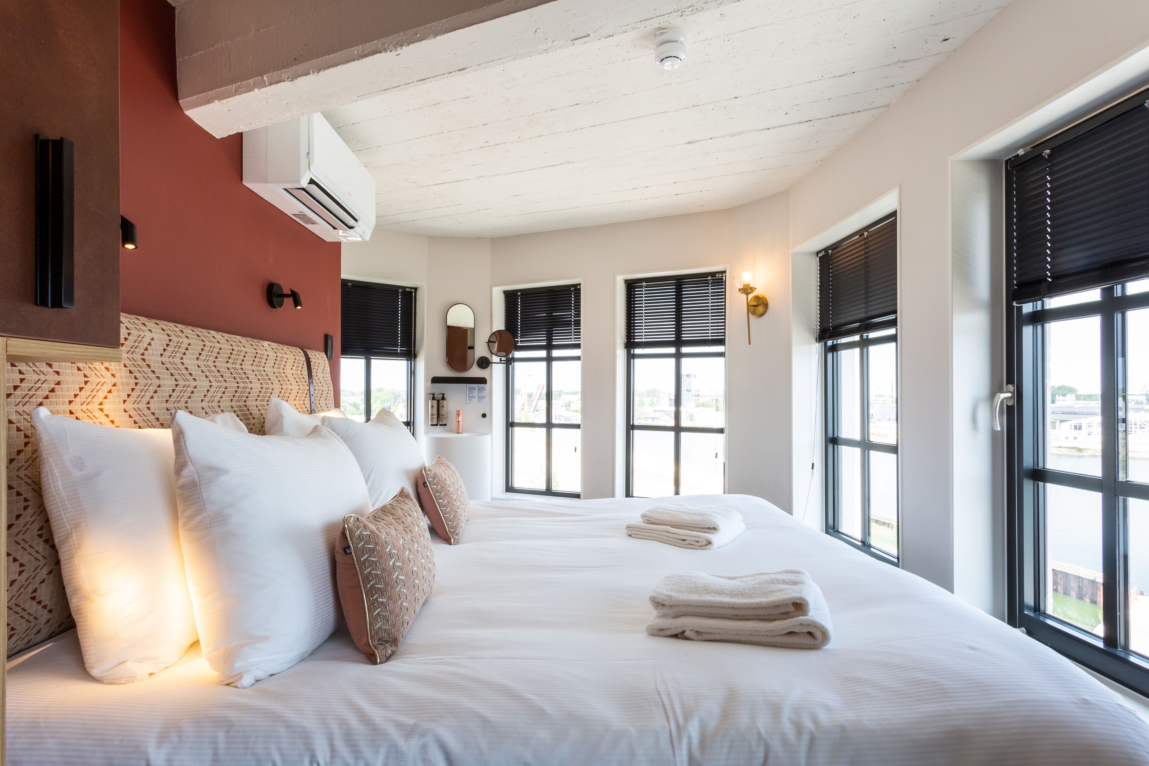 Caja de seguridad en la habitación y sistema de insonorización 