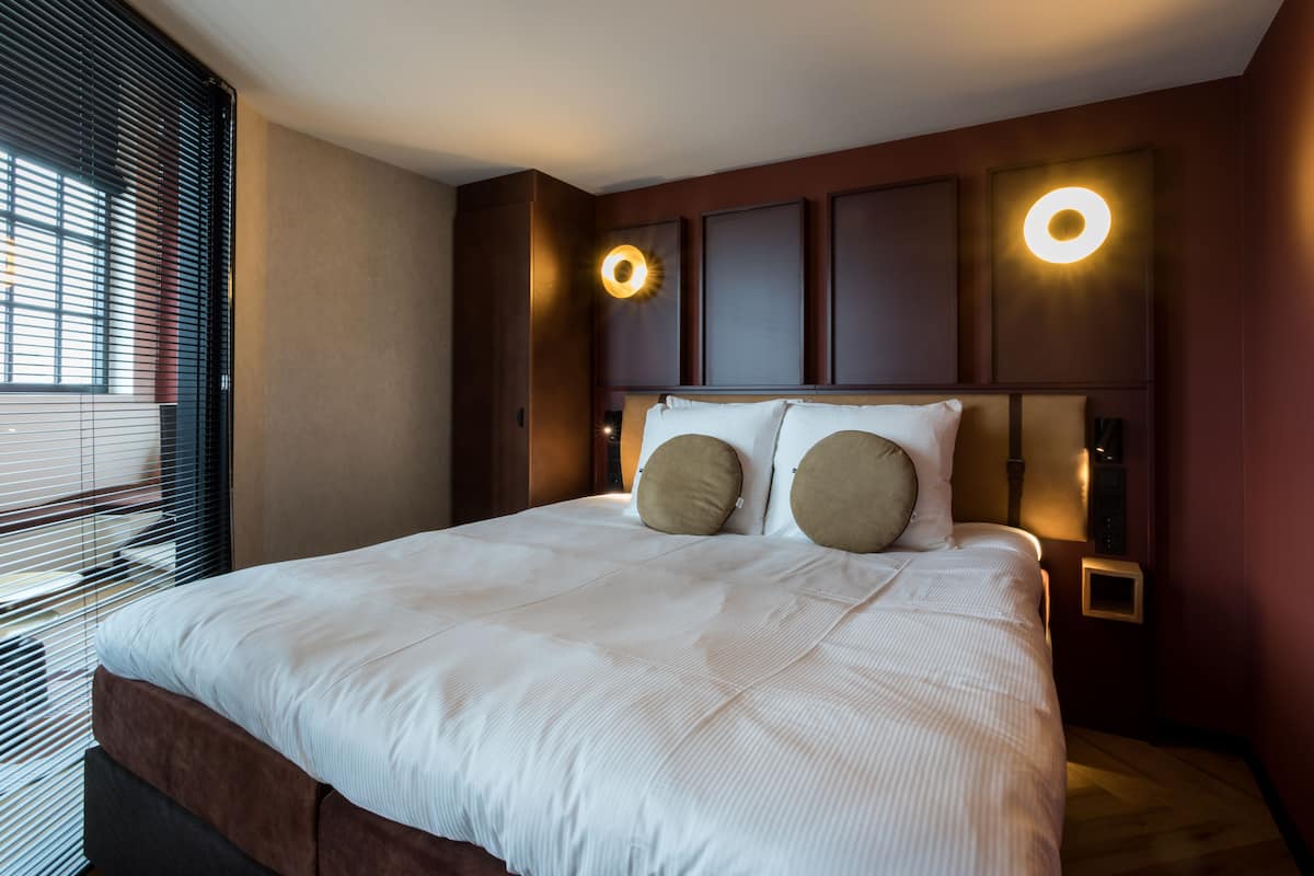 Deluxe Suite 4P - no pets allowed | ตู้นิรภัยในห้องพัก, ห้องเก็บเสียง, Wi-Fi ฟรี, ผ้าปูที่นอน