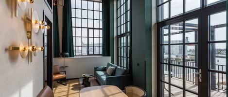 Superior Suite with Balcony - no pets | 거실 공간 | 스마트 TV