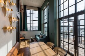 Superior Suite with Balcony - no pets | 起居區 | 智慧型電視