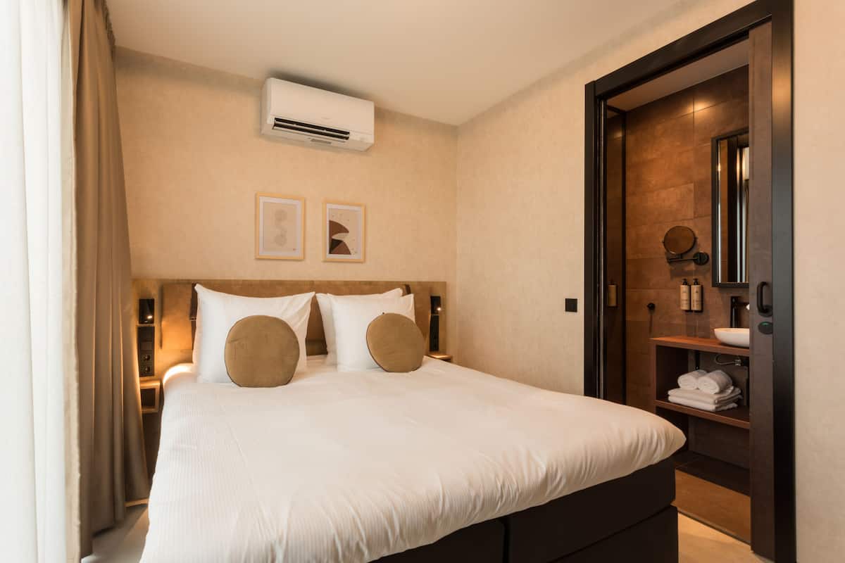 Cube with Indoor Rooftop Terrace-no pets | ตู้นิรภัยในห้องพัก, ห้องเก็บเสียง, Wi-Fi ฟรี, ผ้าปูที่นอน