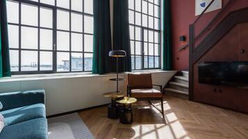 Superior Suite 4P | Woonruimte | Een smart-tv